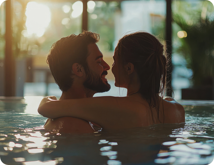 Foto di un uomo e una donna in piscina
