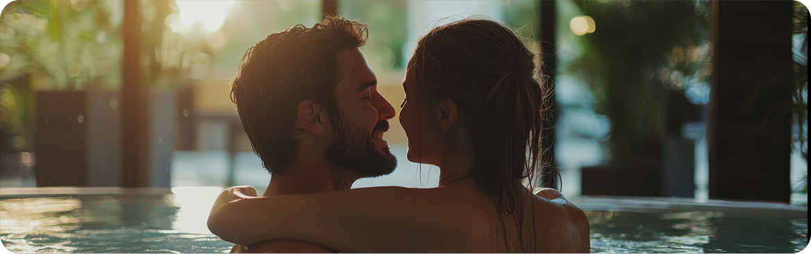 Foto di un uomo e una donna in piscina